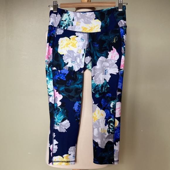 OLD NAVY Floral Navy Capri Go-Dry Compression Crop Leggings EUC - Picture 2 of 5